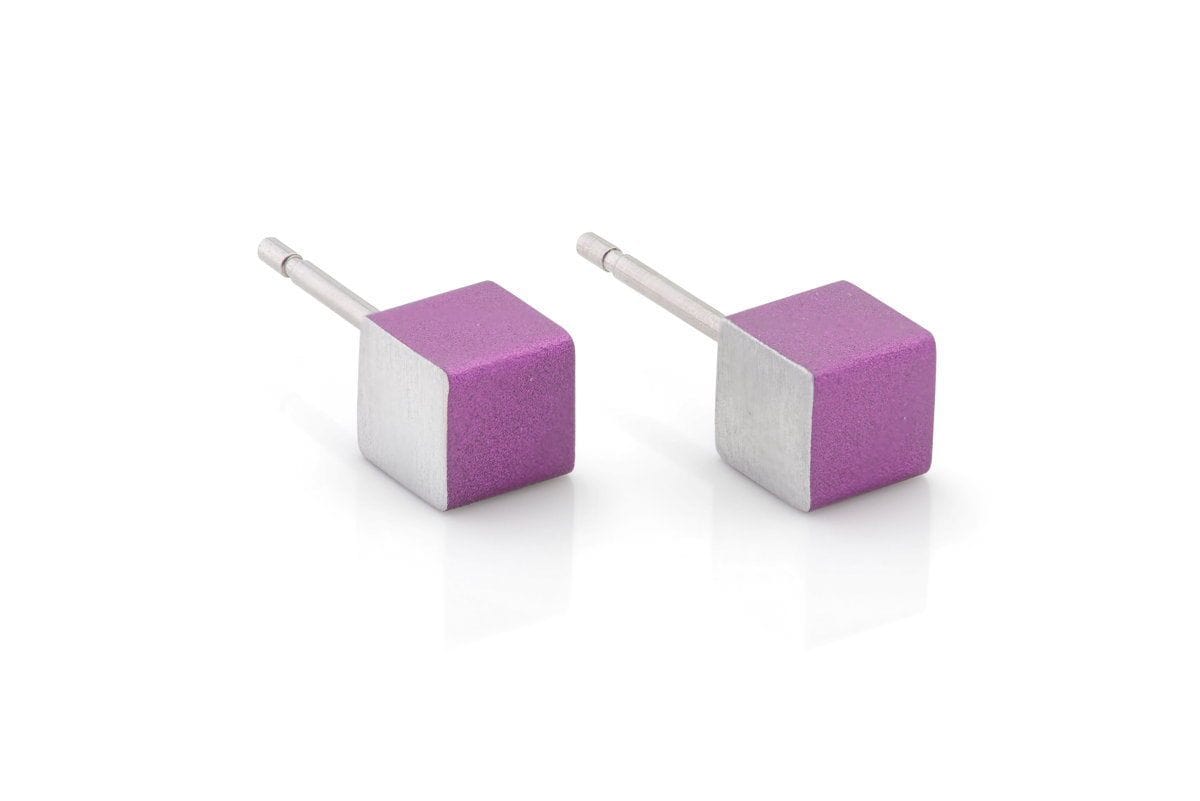 Orecchini a cubo viola con finitura argentata.