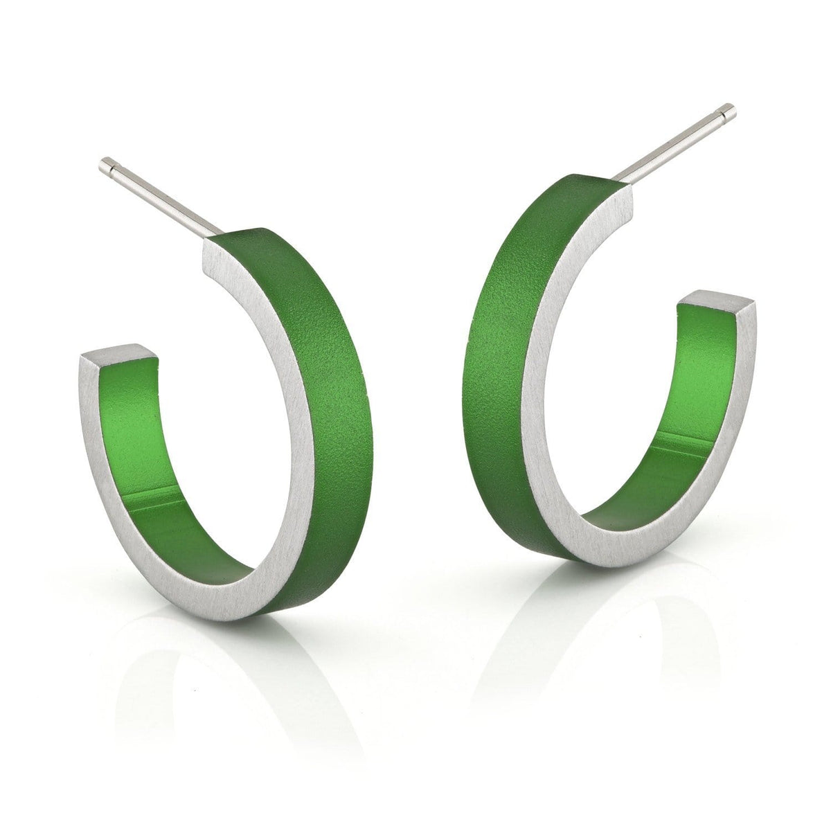 Orecchini alla creola con anello verde e finitura argentata.