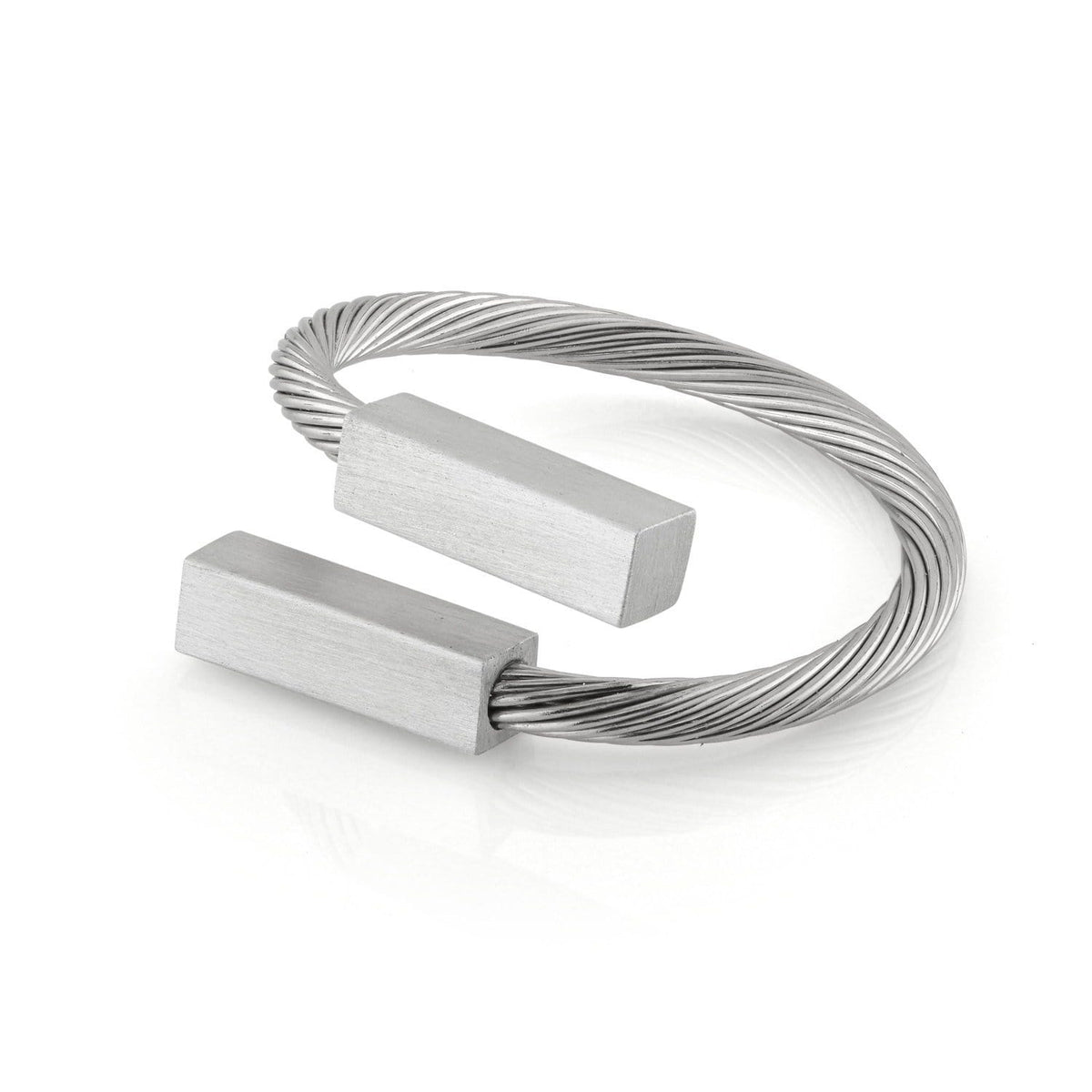 Anello in acciaio con barretta opaca, design minimalista e forma aperta.