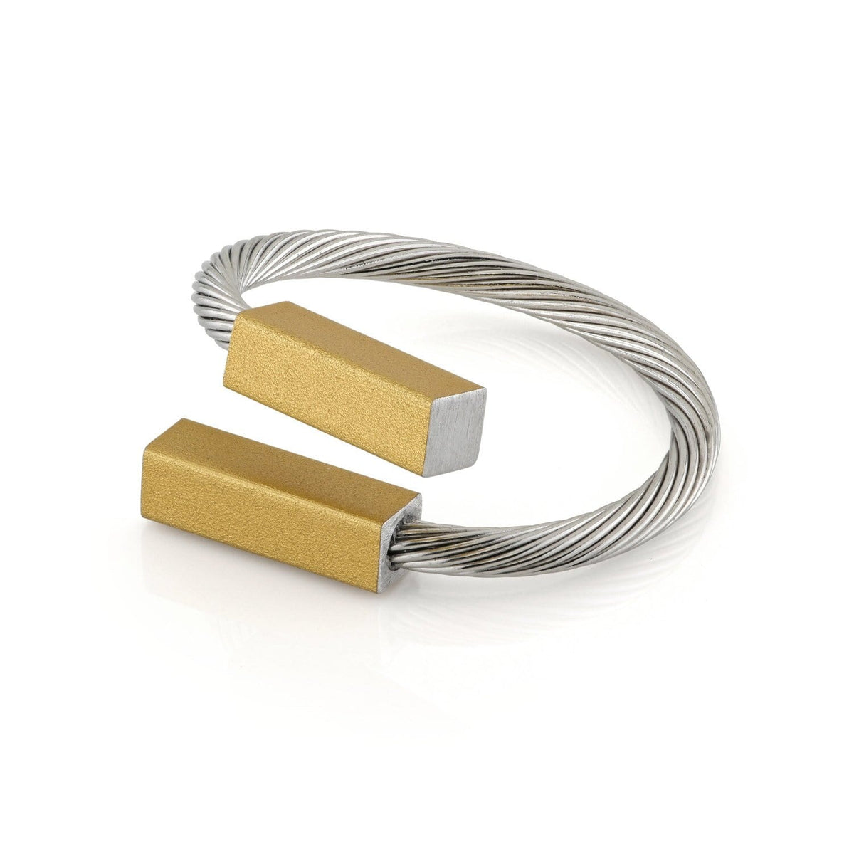 Anello con barre in oro giallo e filo metallico argentato.