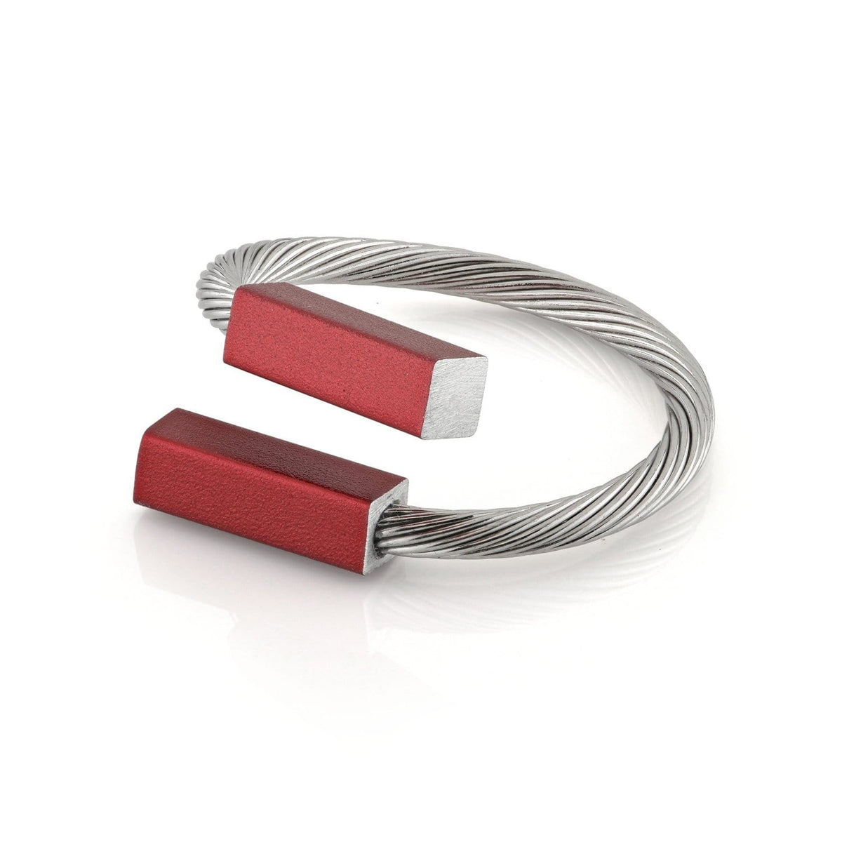 Anello con barre rosse e filo metallico intrecciato.