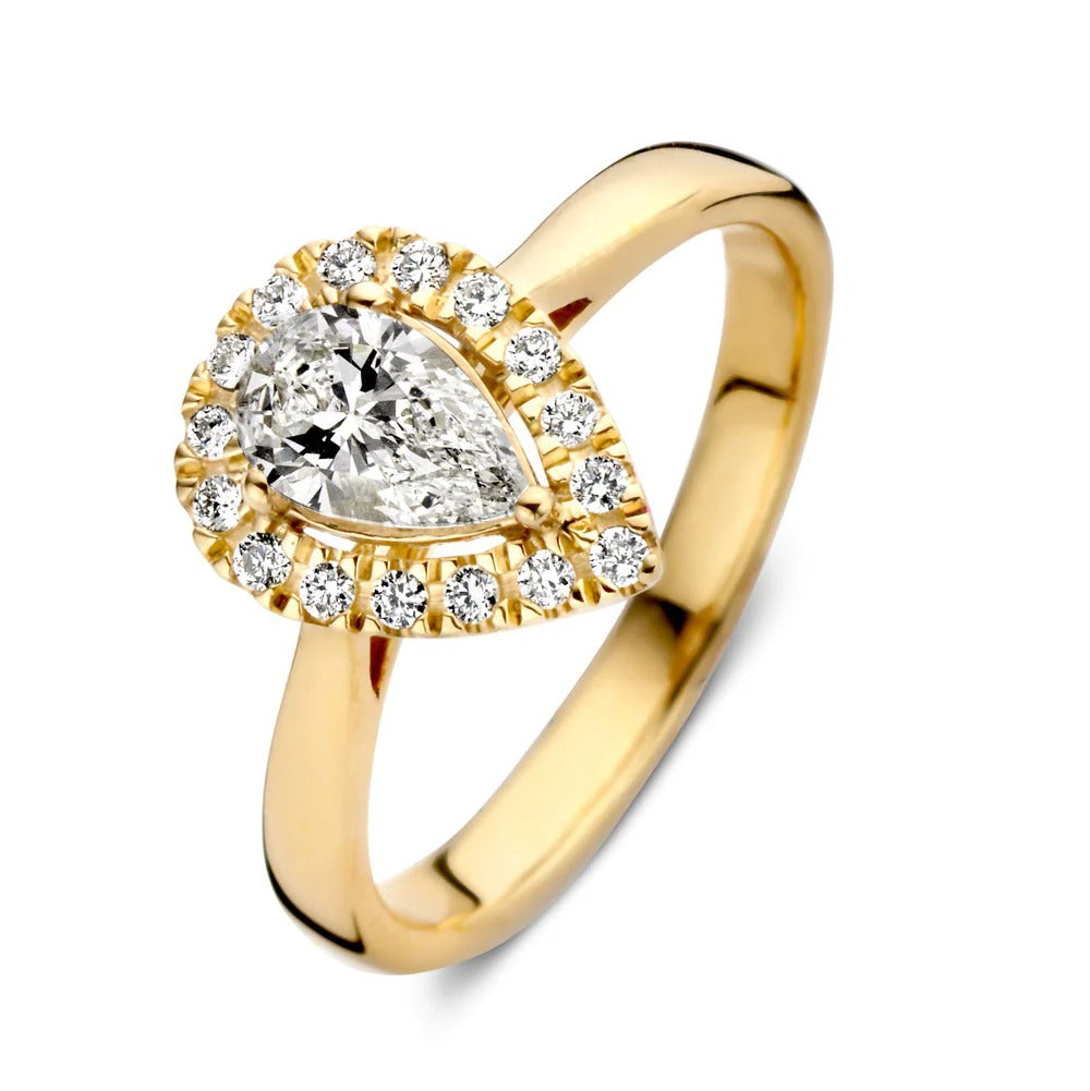 Anello in oro giallo con diamante a forma di pera al centro, circondato da diamanti più piccoli.