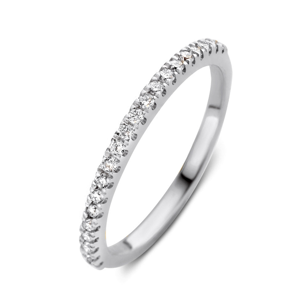 Anello in oro bianco con diamanti, design sottile e brillantezza raffinata.