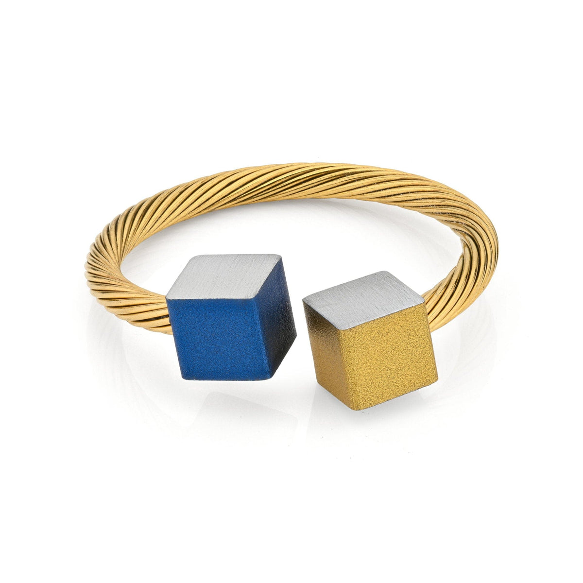 Anello dorato con cubi blu e dorati, realizzato in metallo con finitura opaca.