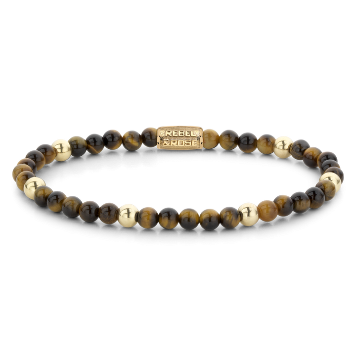 De Rebel & Rose Tiger Lily - 18 kt geelgouden geïoniseerde 4mm kralenarmband heeft bruine, gouden en crèmekleurige kralen met een rechthoekig gegraveerd middenstuk, geïnspireerd op de Tiger Lily armband en afgebeeld op een effen zwarte achtergrond.