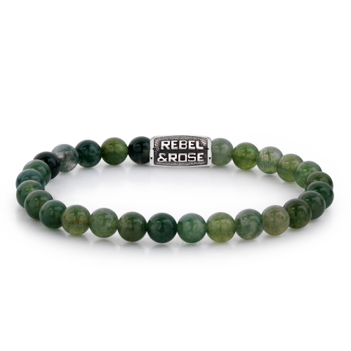 Heren armband van groene kralen met een metalen tussenstuk met de tekst 'REBEL & ROSE'.