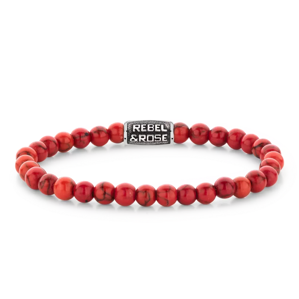 Bracciale da uomo con perline rosse di 6 mm e dettaglio centrale in metallo con logo.