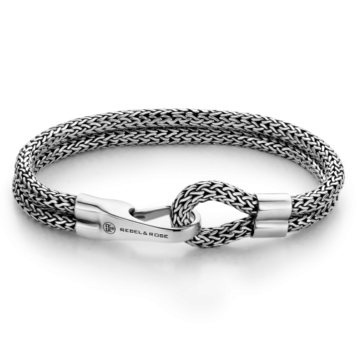 Bracciale in argento 925 con chiusura a gancio doppio e design intrecciato.