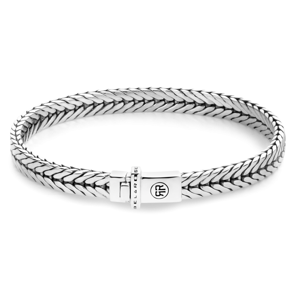 Bracciale in argento 925 con design a maglia rolò e chiusura a scatto.
