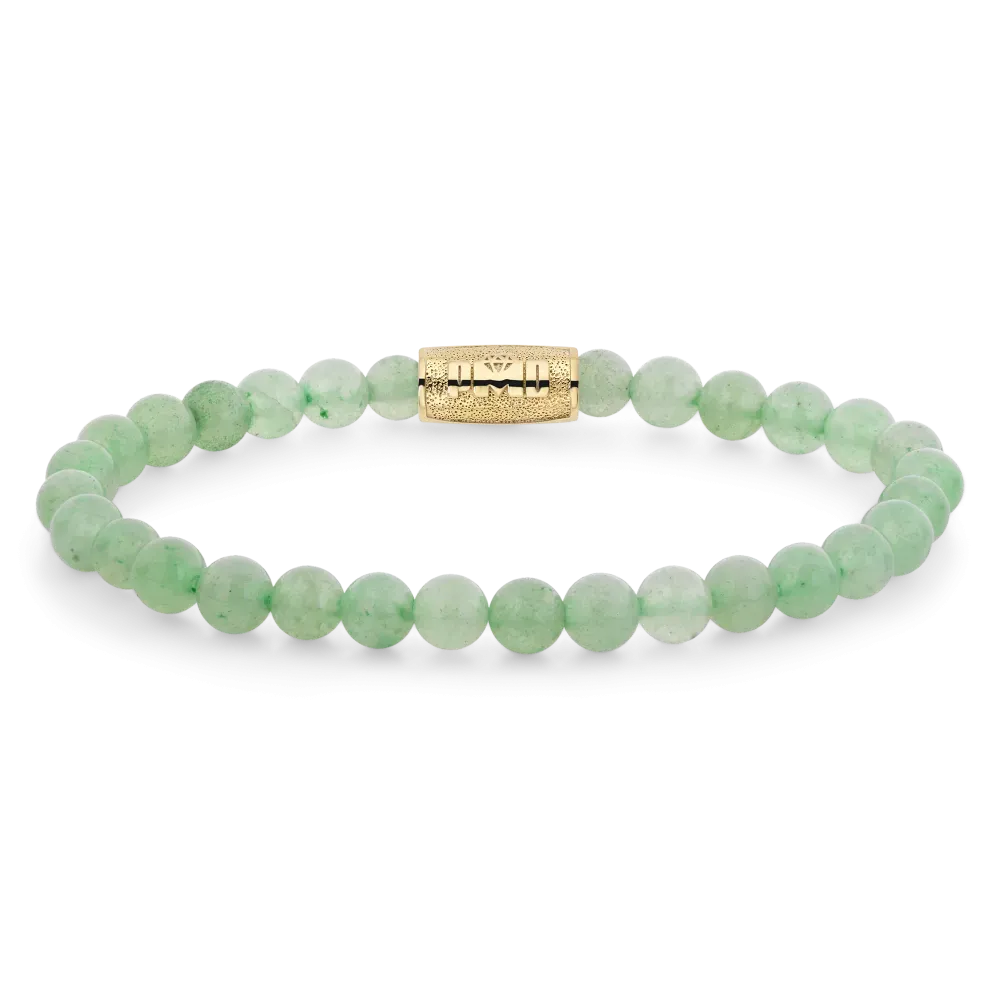 Groene kralenarmband van 6 mm met een gouden sluiting.