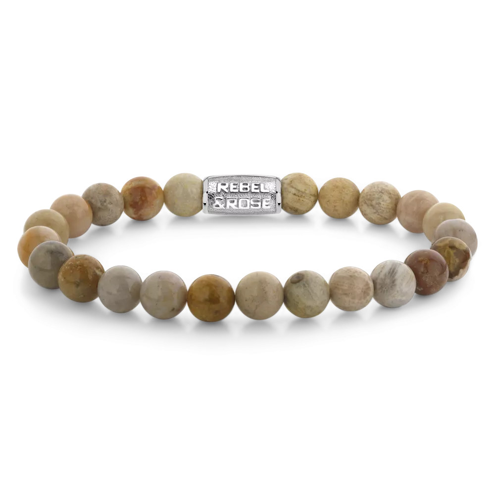 Bracciale da uomo con perle di 8 mm in pietra naturale, tonalità beige e marrone, con dettagli in metallo argentato.