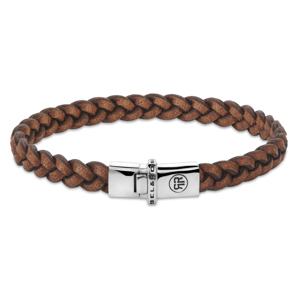 Bracciale intrecciato in pelle cognac con chiusura in acciaio inox.