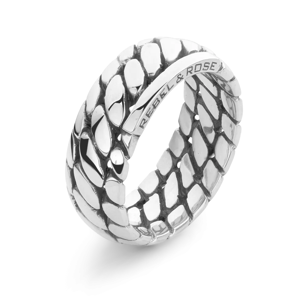 Anello in argento con design intrecciato, caratterizzato da una finitura lucida.