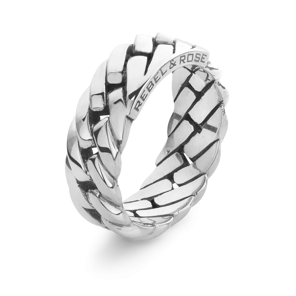 Anello in argento con design intrecciato, caratterizzato da dettagli geometrici.