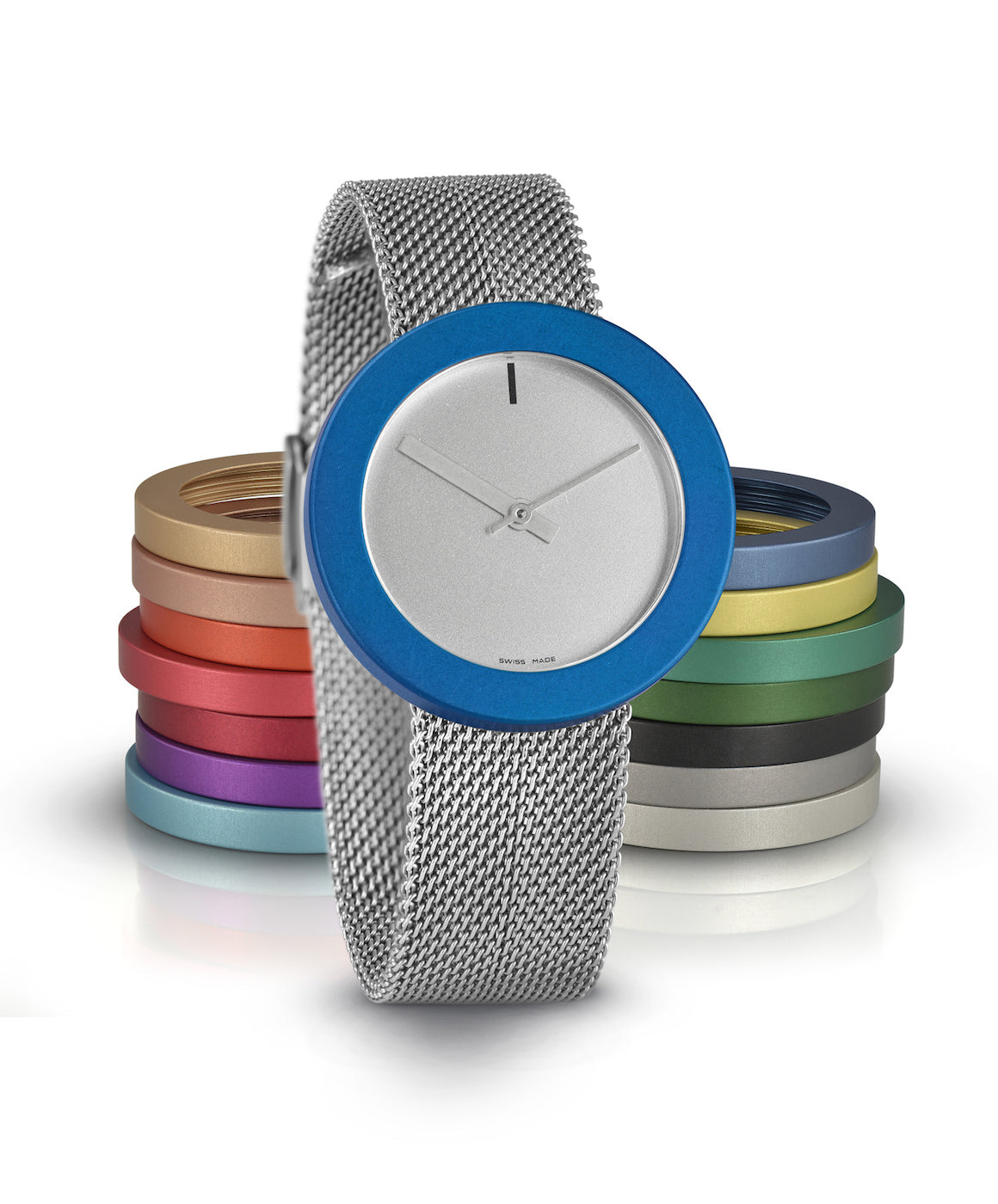 Orologio con quadrante argentato, cassa blu e cinturino in maglia metallica.