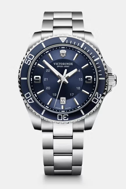 Orologio subacqueo Victorinox con cassa in acciaio inox, quadrante blu e cinturino in acciaio lucido.