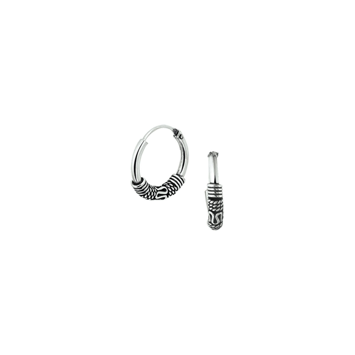 Zilveren geoxideerde oorringen met een gedetailleerd, etnisch patroon en een diameter van 3,0 mm.