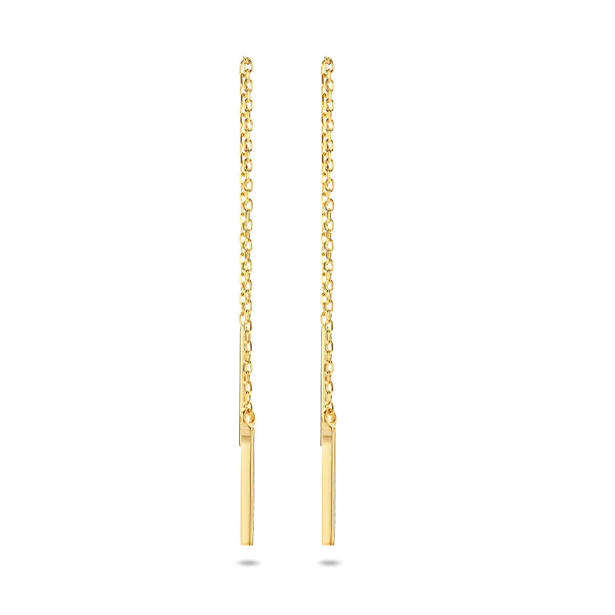 De 14K geelgouden doortrekoorbellen balkje van Van der Kooij Collectie hebben fijne kettinkjes en vierkante staafhangertjes, ideaal voor liefhebbers van moderne sieraden, stijlvol tegen een witte achtergrond.