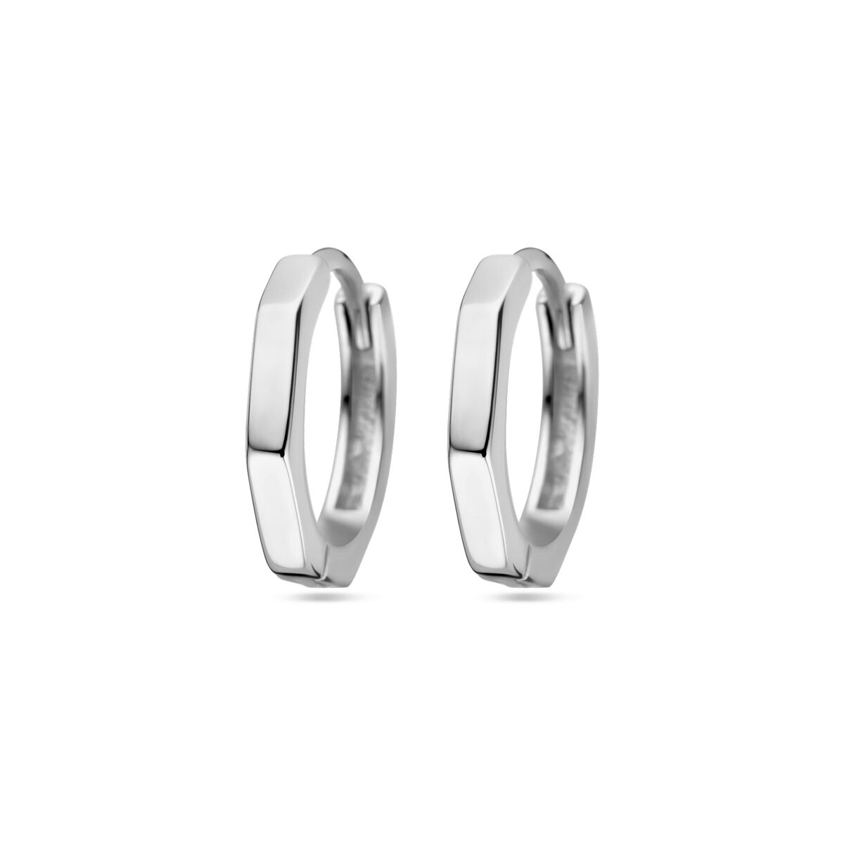 Orecchini alla creola in argento rodiato con forma esagonale.
