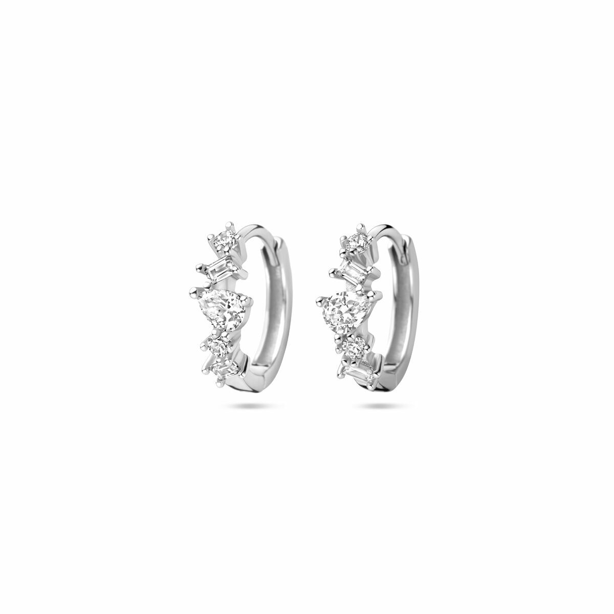 Zilveren klapoorringen van 13 mm met gerhodineerde afwerking en zirkonia-steentjes.
