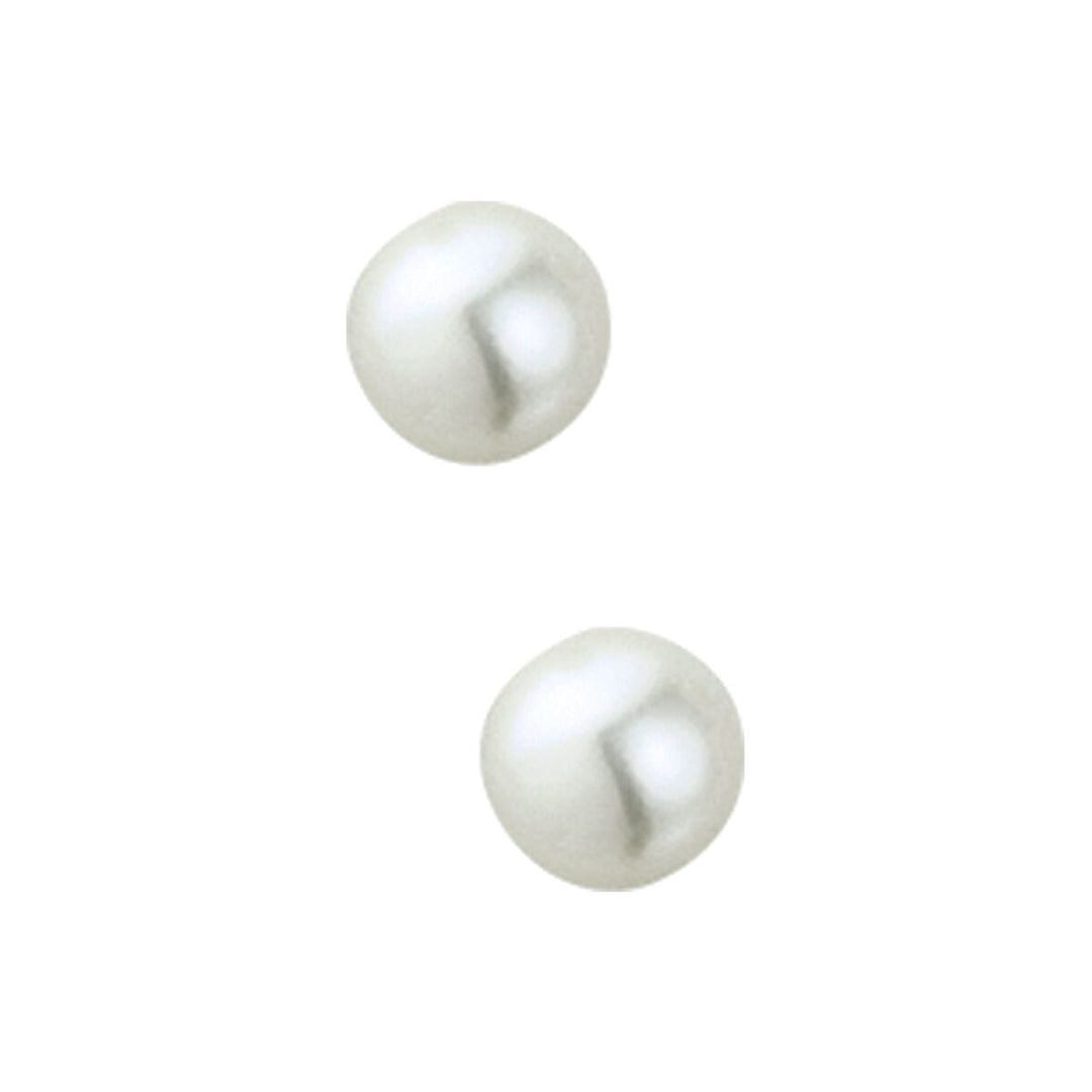 Twee ronde, witte zoetwaterparels met een glad, glanzend oppervlak zijn afgebeeld tegen een witte achtergrond - ideaal als oorknoppen parel 14K geelgoud uit de Van der Kooij Collectie.
