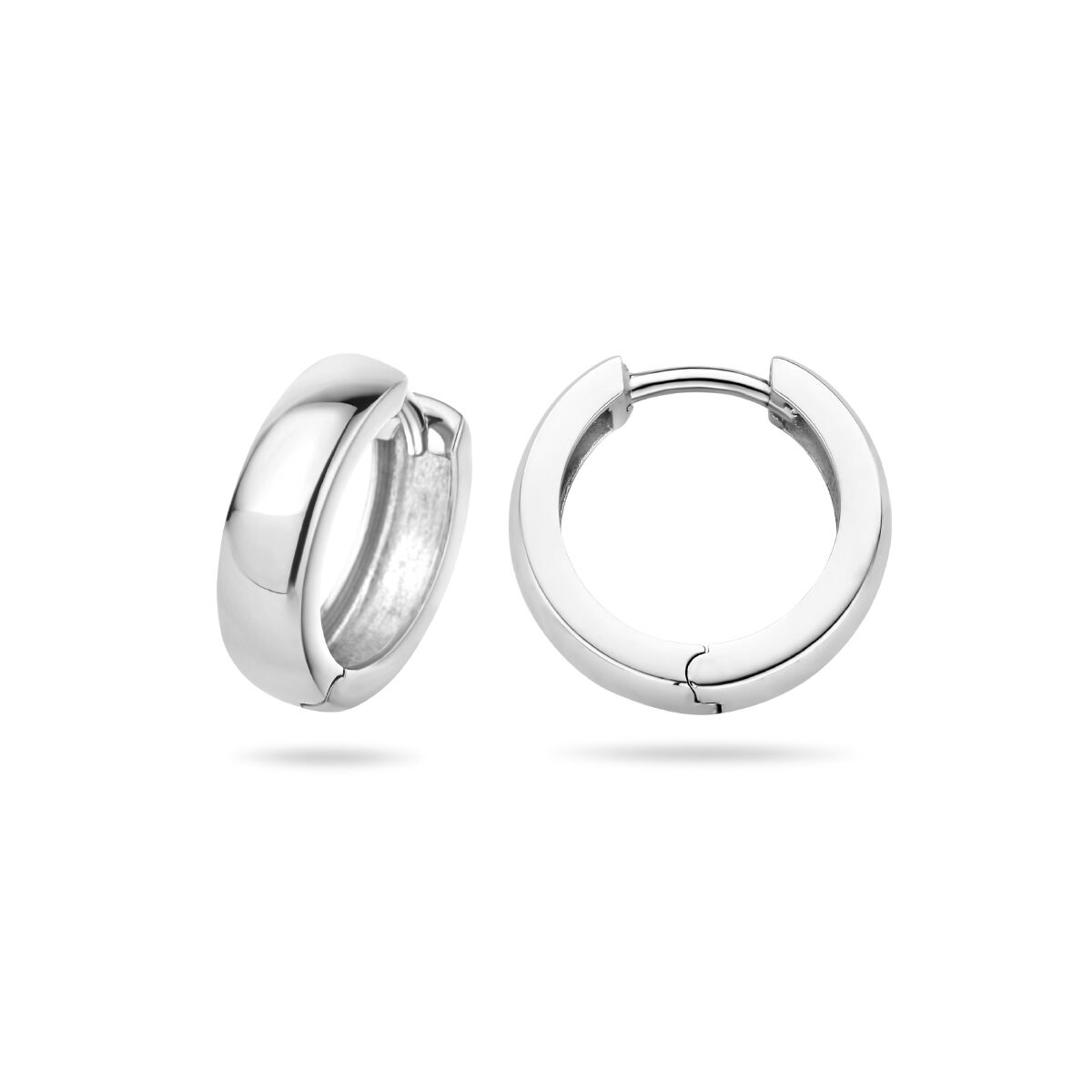 Orecchini alla creola in argento rodiato con finitura lucida e forma bombata.