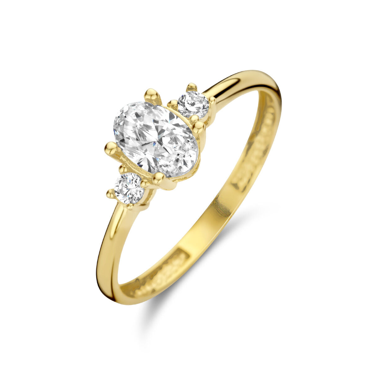 Anello trilogia in oro giallo 14K con zirconi, forma ovale centrale e due zirconi laterali.