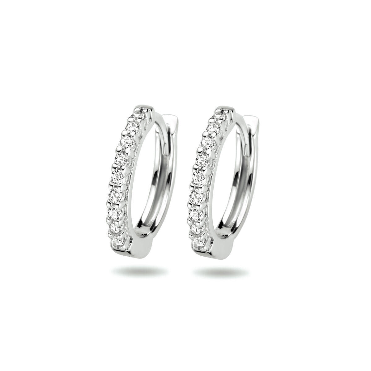 Orecchini alla creola in argento rodiato con zirconi.