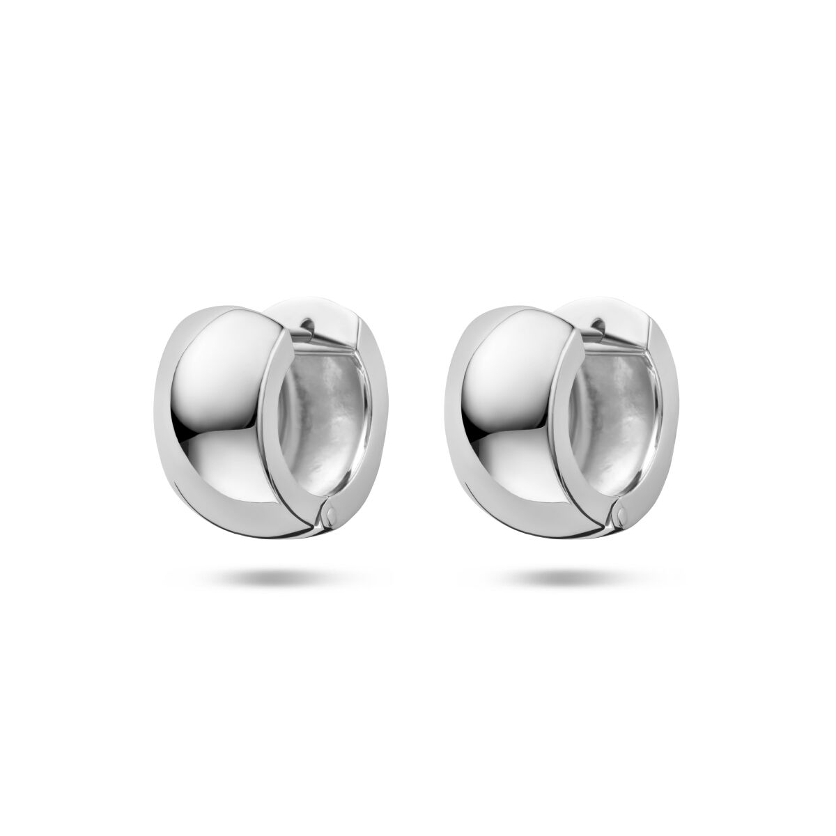 Orecchini alla creola in argento rodiato con forma bombata.
