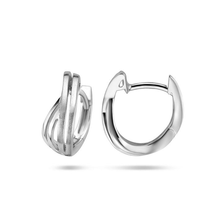 Een paar klapoorringen poli/mat zilver gerhodineerd uit de Van der Kooij Collectie wordt getoond op een witte achtergrond. Bij de ene oorbel is de voorkant te zien, terwijl bij de andere de zijkant en het moderne overlappende ontwerp zichtbaar zijn.
