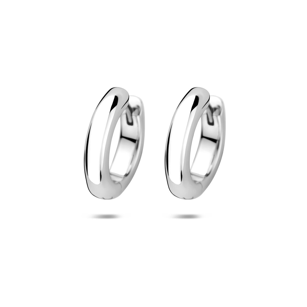 Orecchini in argento rodiato con chiusura a scatto e spessore del tubo di 4 mm.