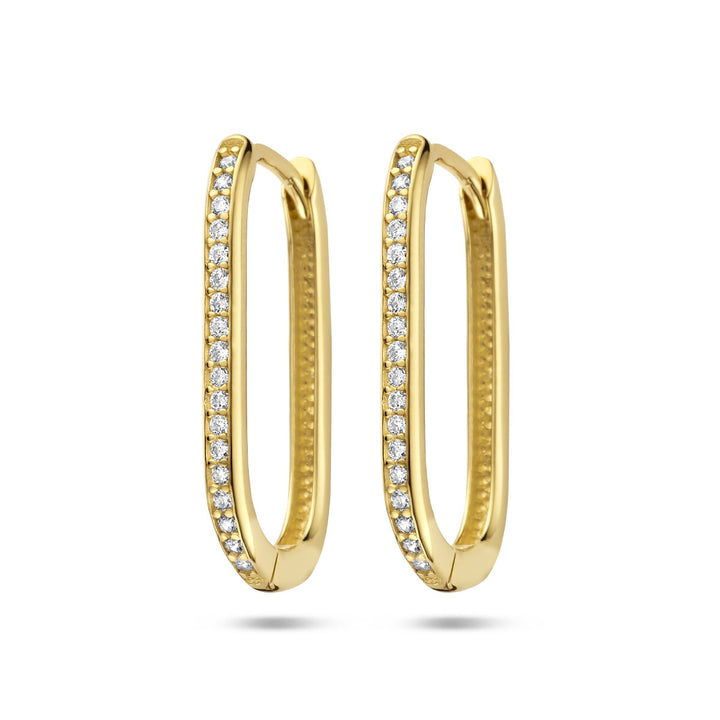 Een paar Van der Kooij Collectie klapoorringen paperclip zirkonia 14K geelgoud, elk bezet met fonkelende zirkonia steentjes langs de voorkant-elegante dames oorbellen uitgestald op wit, perfect voor elke gelegenheid.