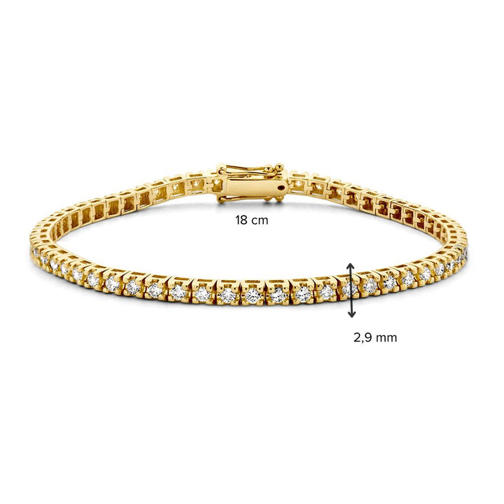 De Excellent Jewelry Geelgouden Tennisarmband met Briljanten (14 karaat goud, 2.00 karaat diamant) is een luxe damesarmband van 18 cm lang en 2,9 mm breed, stijlvol gepresenteerd op een witte achtergrond.