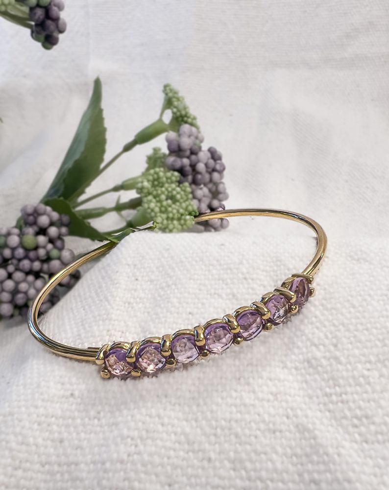 Bracciale Bangle in Oro con 7 Ametiste Sfaccettate – 14 Carati, 60 x 50 mm