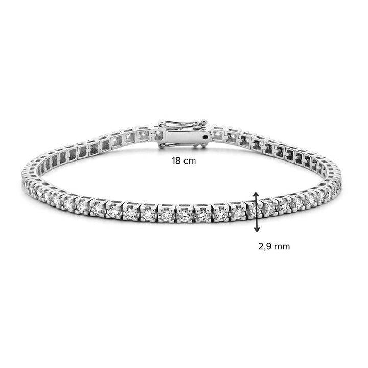 De Excellent Jewelry witgouden armband met diamanten (2.01 crt briljant, 14 karaat) wordt getoond in een cirkelvormige display. Meetpijlen geven de lengte van 18 cm en de breedte van 2,9 mm aan, wat het elegante ontwerp benadrukt.