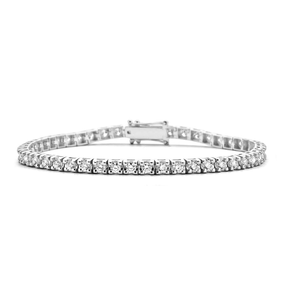 De Witgouden Tennisarmband met 63 briljanten (3.01 crt, 14 karaat) van Excellent Jewelry heeft een elegante uitstraling dankzij de rij sprankelende diamanten in een strak gepolijste, witgouden band met veilige sluiting.
