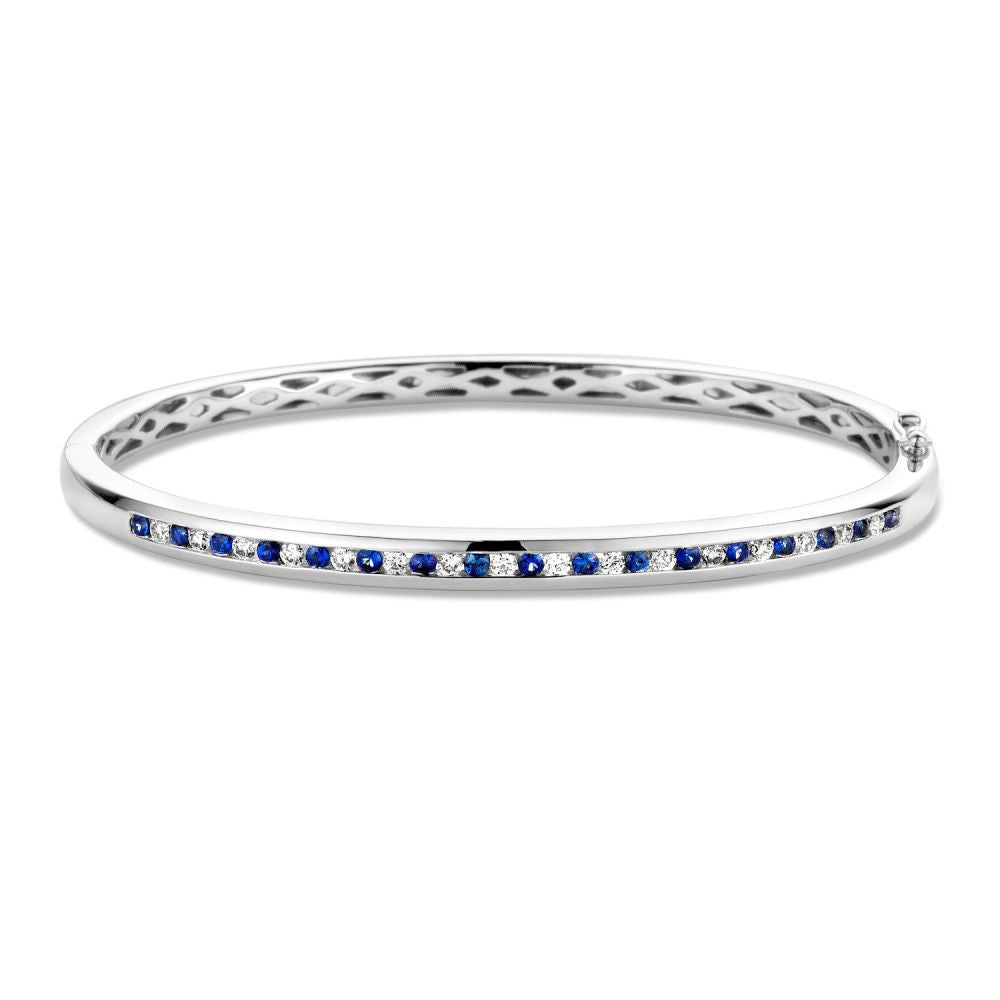 Bracciale in oro bianco con diamanti e zaffiri, 14 carati, design sottile e dettagli incastonati.