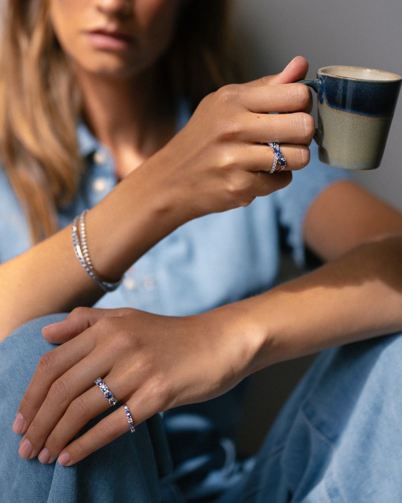 Bracciale rigido in oro bianco con brillante e zaffiro – 14 carati, diamante 0.47 crt, 60x51 mm