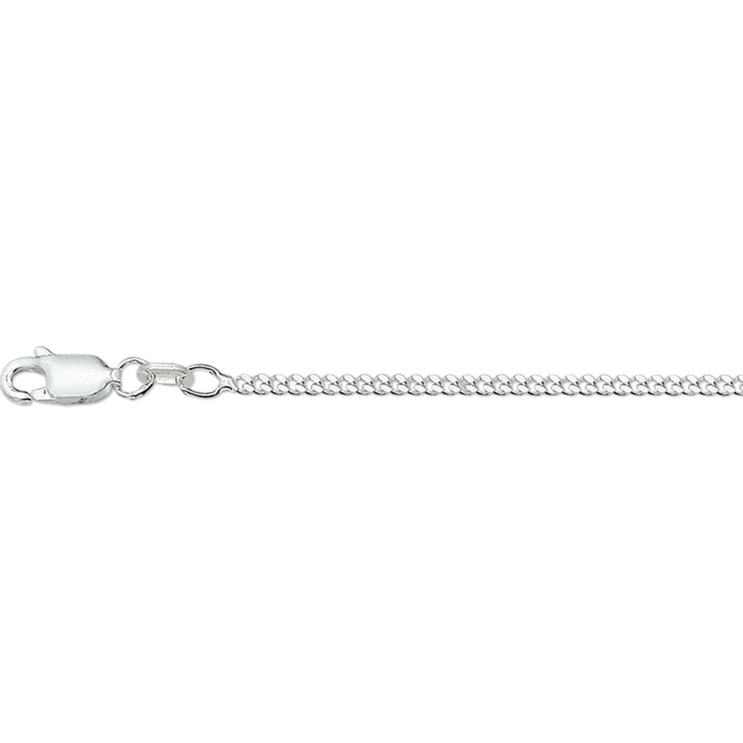 Een close-up van de Van der Kooij Collectie collier gourmette 4-zijdes geslepen 2,1mm zilver wit met kleine, gelijkmatige en strak aangesloten schakels en een karabijnsluiting op een witte achtergrond. Geschikt als unisex ketting.