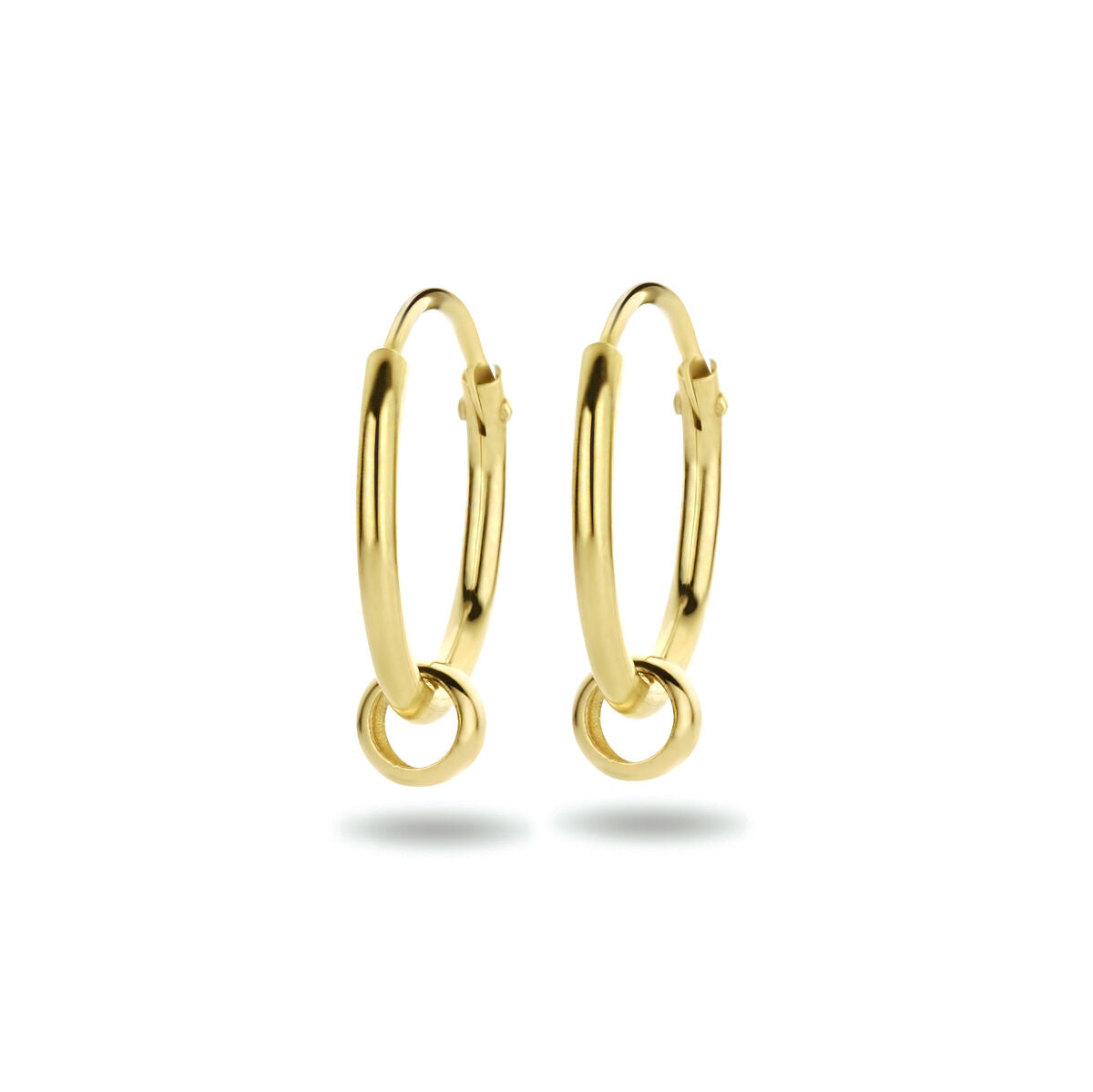 Orecchini in oro giallo 14K con anello semplice e chiusura a scatto.