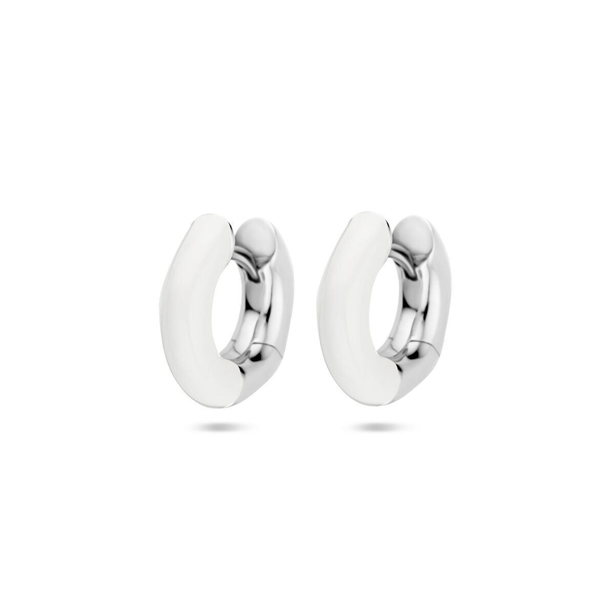 Witte emaille klapoorringen van 4 mm met een gerhodineerde zilveren afwerking.