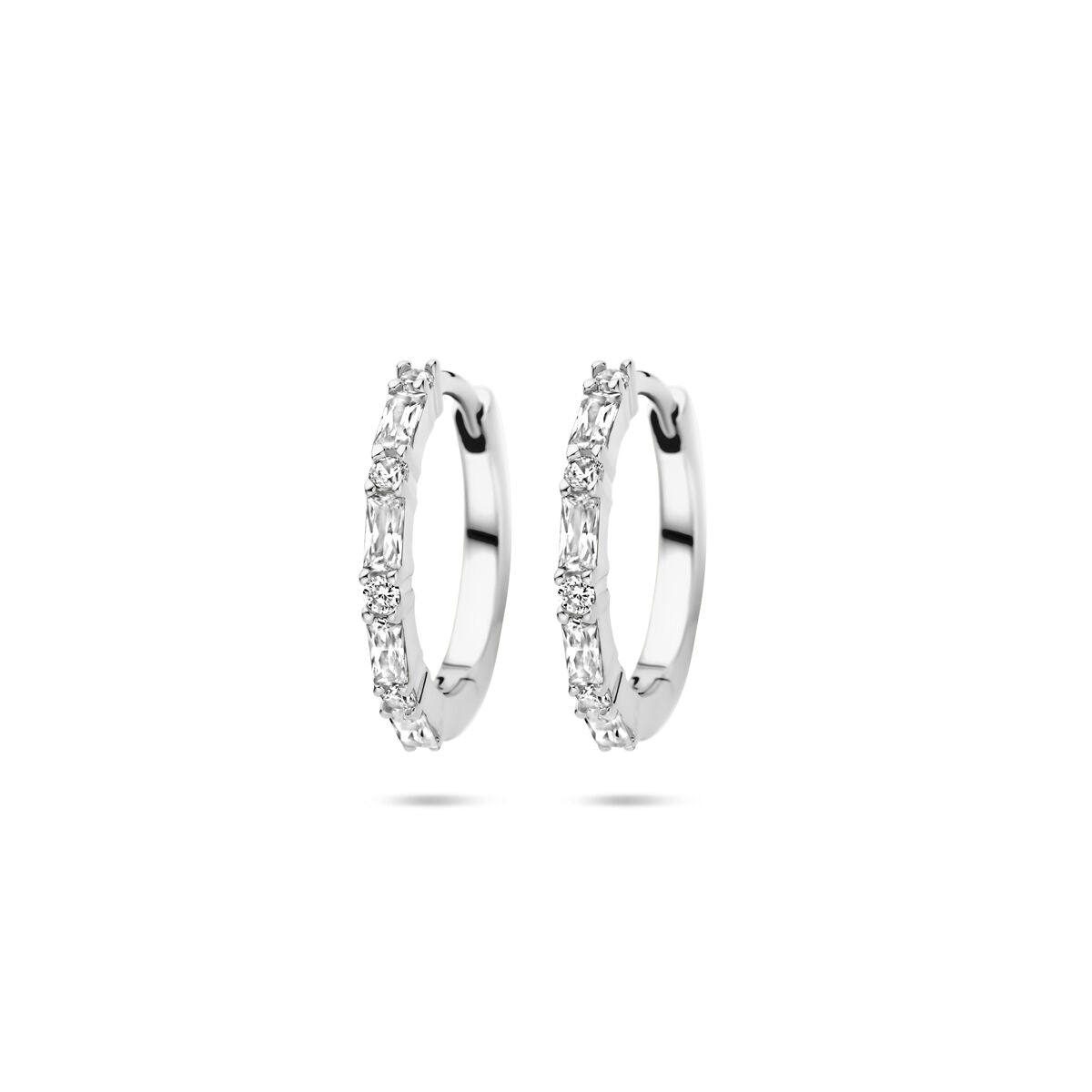 Orecchini alla creola in argento rodiato con zirconi, diametro di 15 mm.