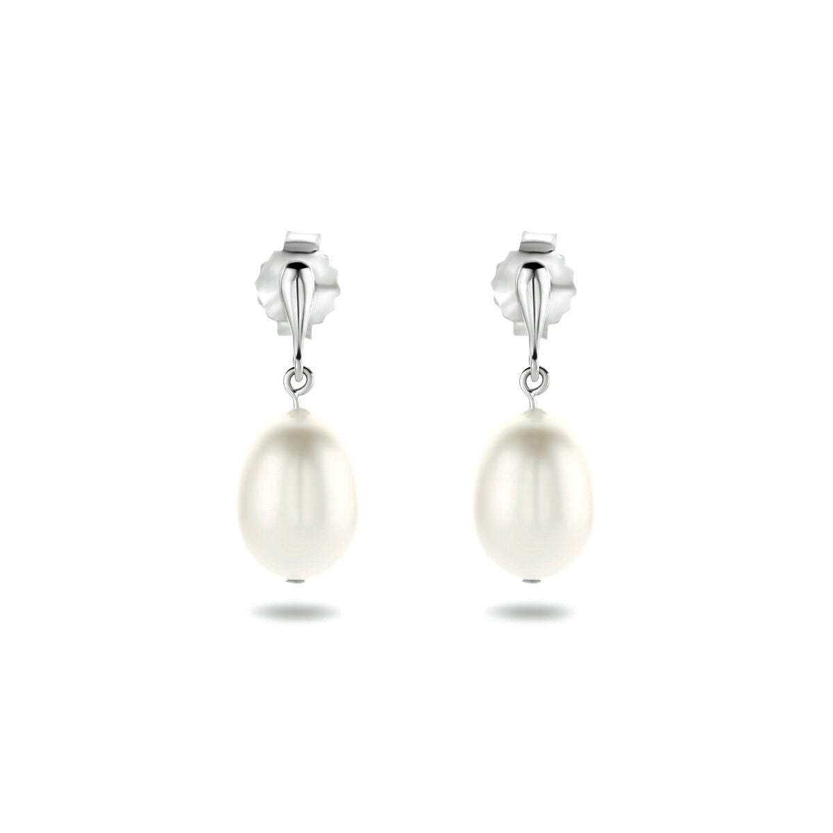 Orecchini in argento rodiato con perle bianche pendenti.
