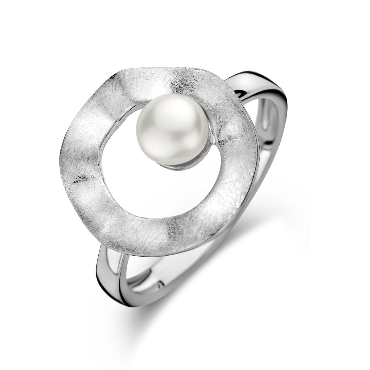 Anello in argento rodiato con design a cerchio e perla centrale, finitura graffiata.