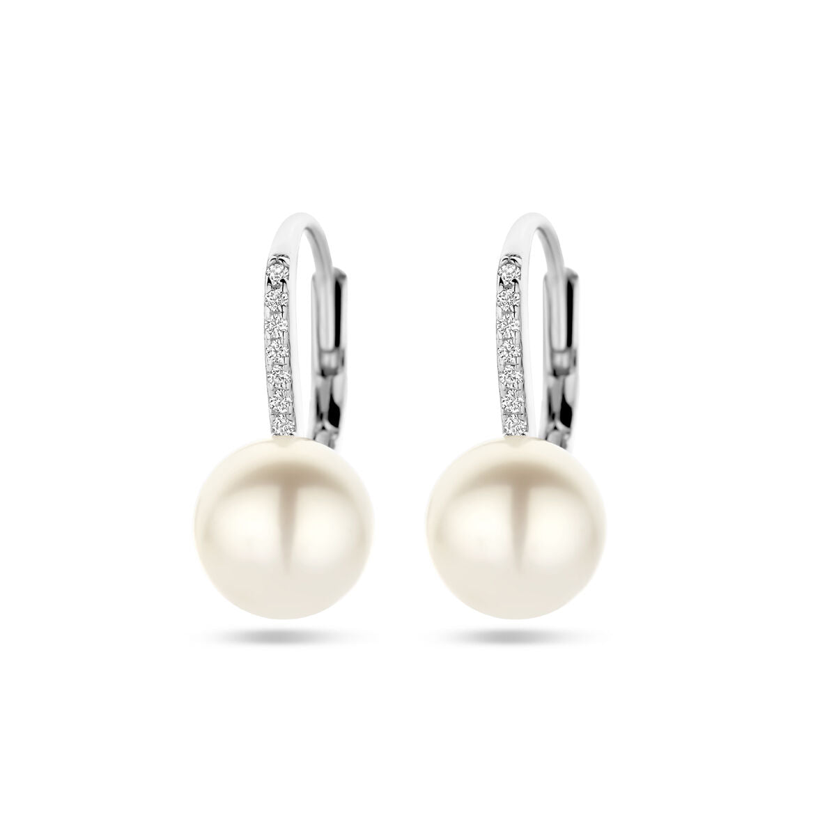 Orecchini pendenti con perla e zirconi, in argento rodiato, con chiusura a brisura.