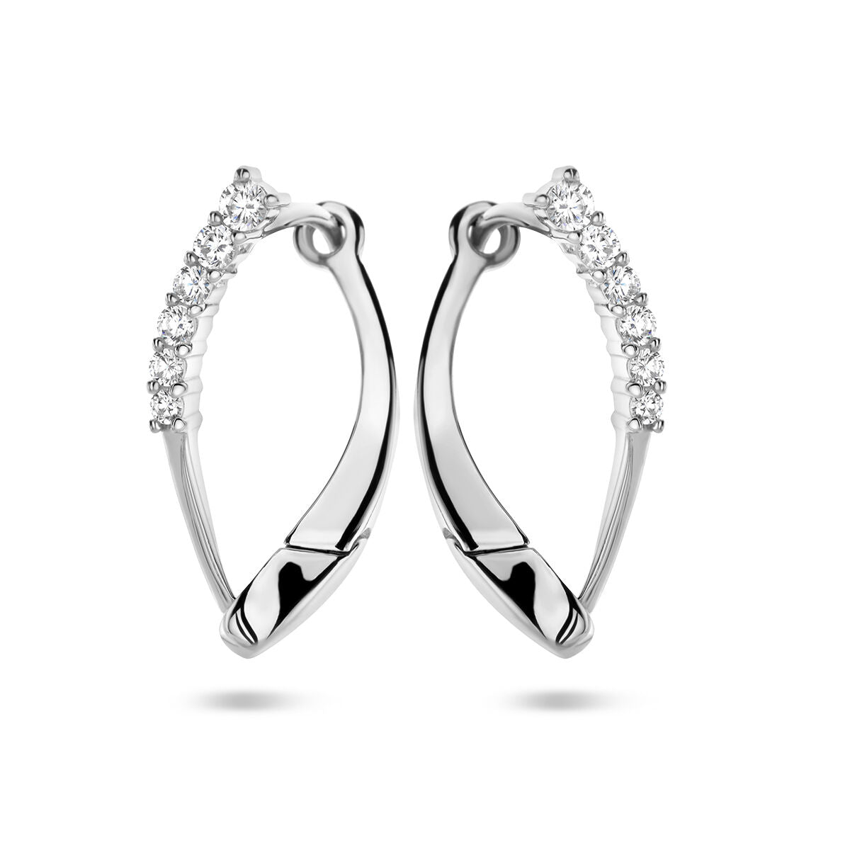 Orecchini alla creola in argento rodiato con zircone, forma curva e dettagli scintillanti.