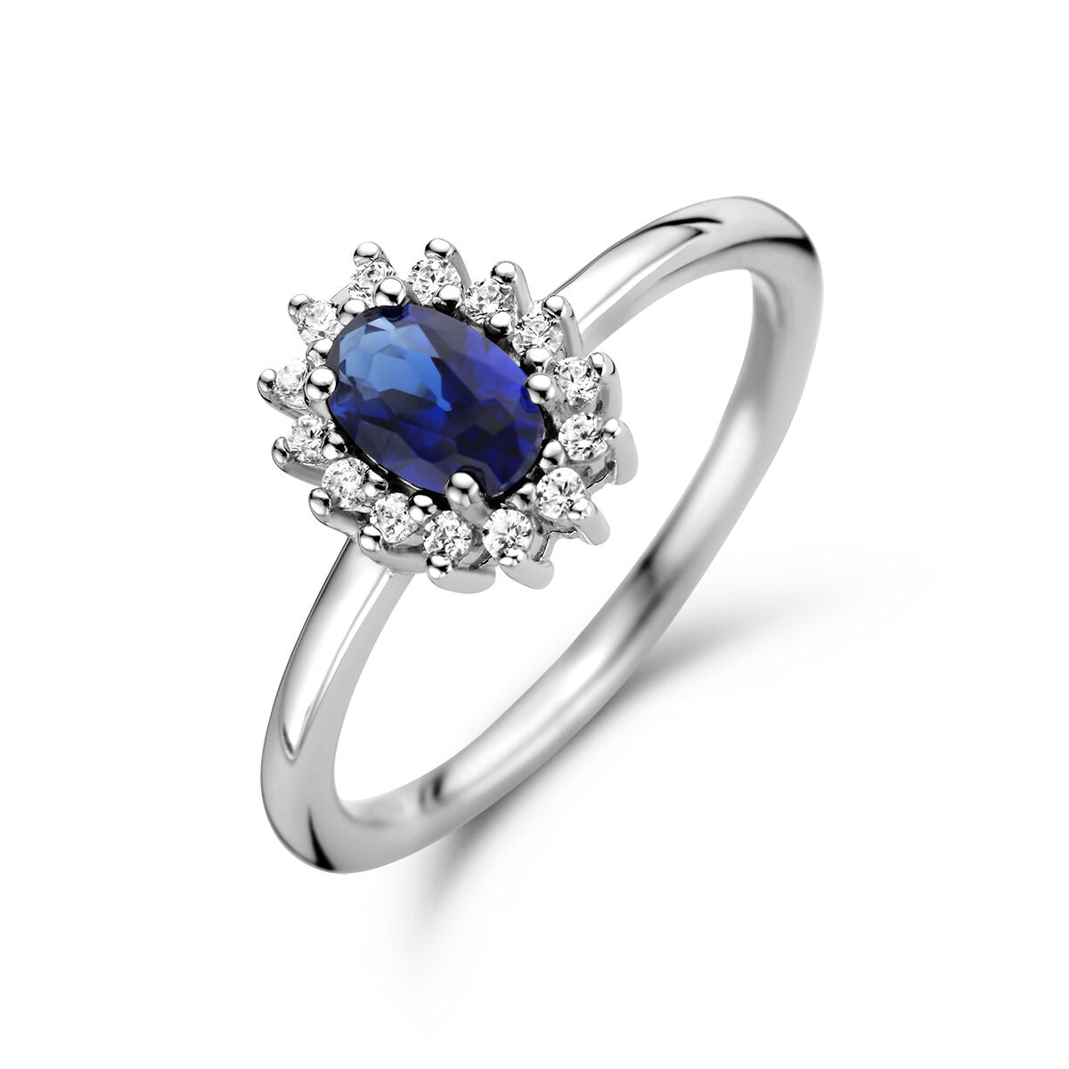 De Van der Kooij Collectie ringsynth. saffier en zirkonia halo is een gehodineerde zilveren ring met een ovale synthetische saffier en halo van zirkonia, getoond op een witte achtergrond.