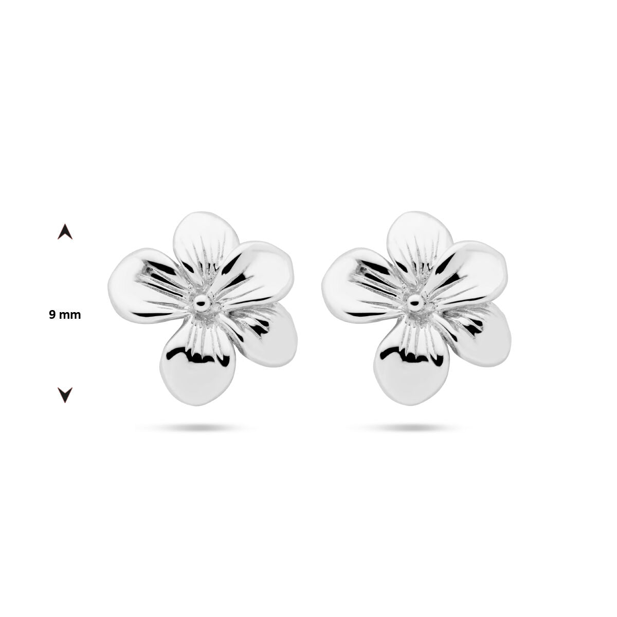 De oorknoppen viooltje zilver gerhodineerd van Van der Kooij Collectie, elk 9 mm en in de vorm van een vijfbladige bloem, zijn dames sieraden die perfect passen bij een subtiele, elegante look.