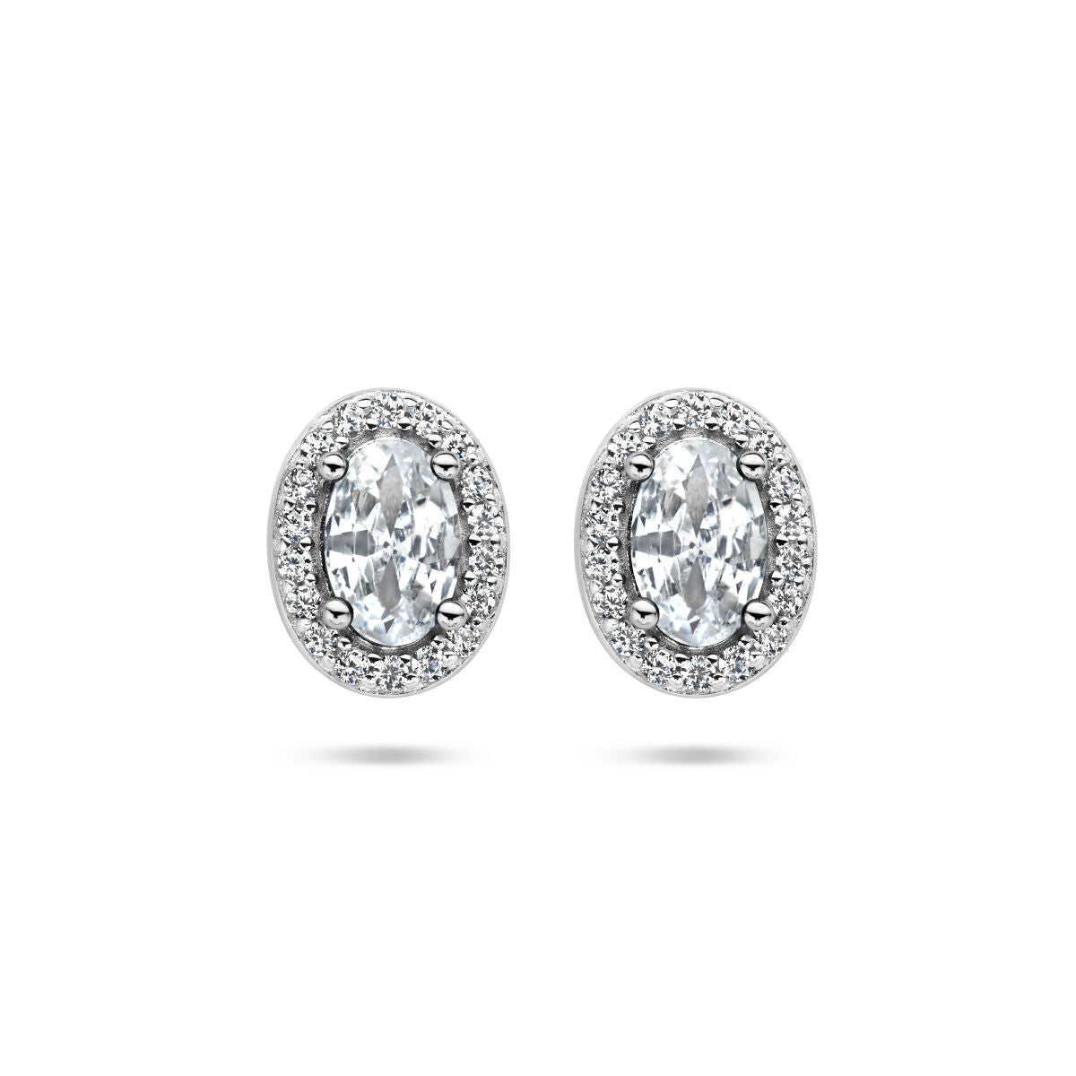 Orecchini ovali in argento rodiato con zirconi a forma di halo.