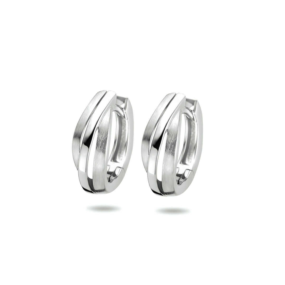 Orecchini alla creola in argento rodiato con finitura lucida e opaca, design a due strati.